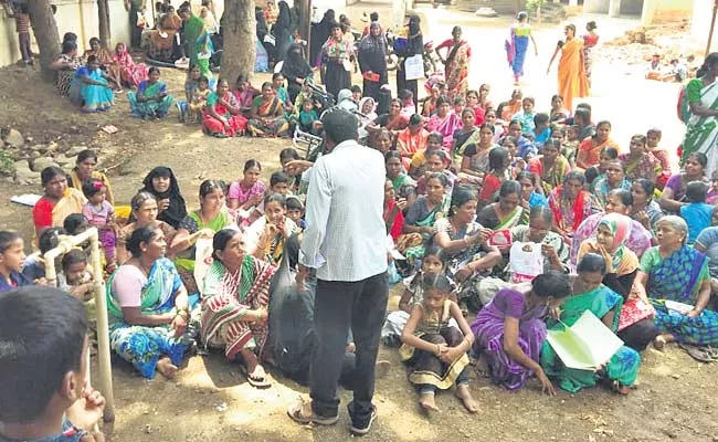 Womens Protest In Andole At Sangareddy District - Sakshi