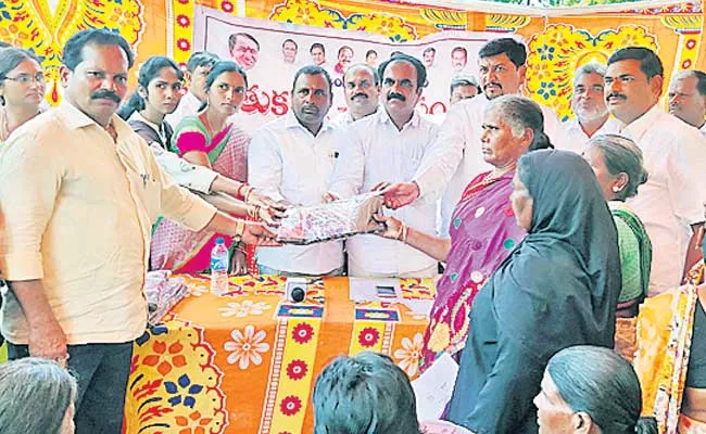 Bathukamma Sarees Distribution Trouble In Pargi At Rangareddy - Sakshi