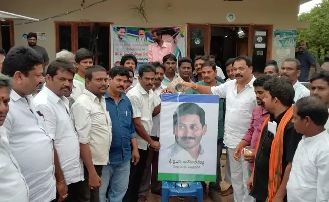 AgriGold Victims Milk Abhishekam To YS Jagan Photo - Sakshi