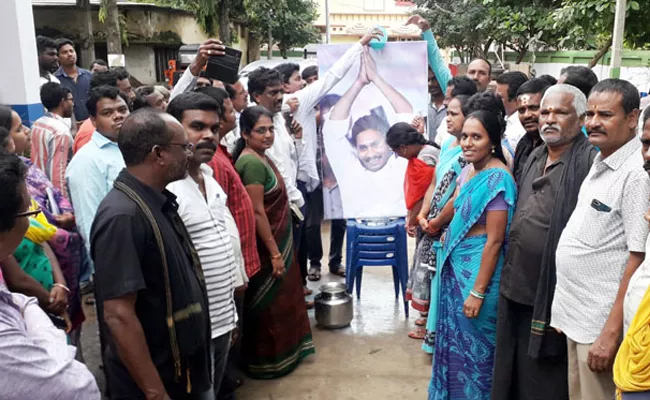 Vizianagaram YSRCP Leaders Milk Abhishekam To YS Jagan Photo - Sakshi