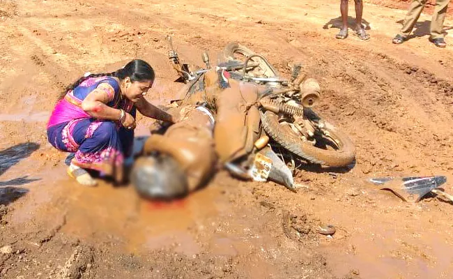 Man Died in Bike Accident Visakhapatnam - Sakshi