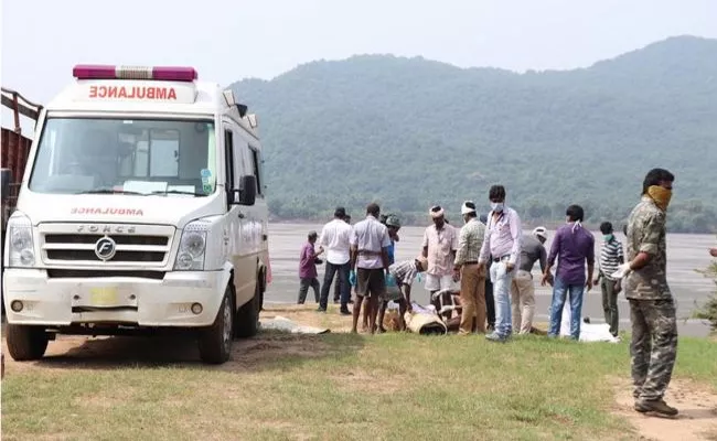 Another Dead Body Found At Boat Capsized In East Godavari - Sakshi