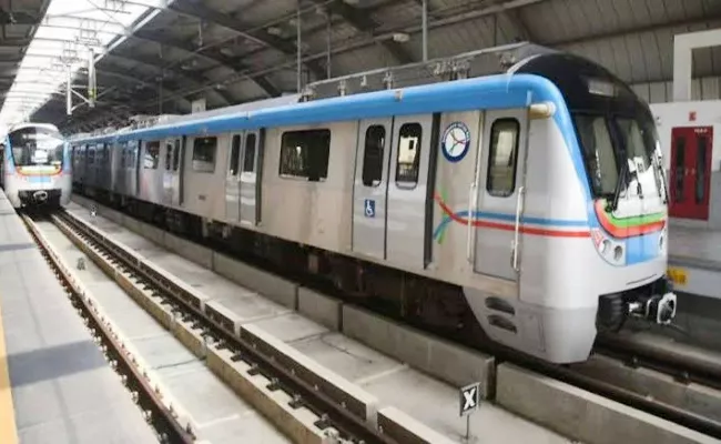 3 lakh 50 thousand Metro Train Passengers in one Day Hyderabad - Sakshi