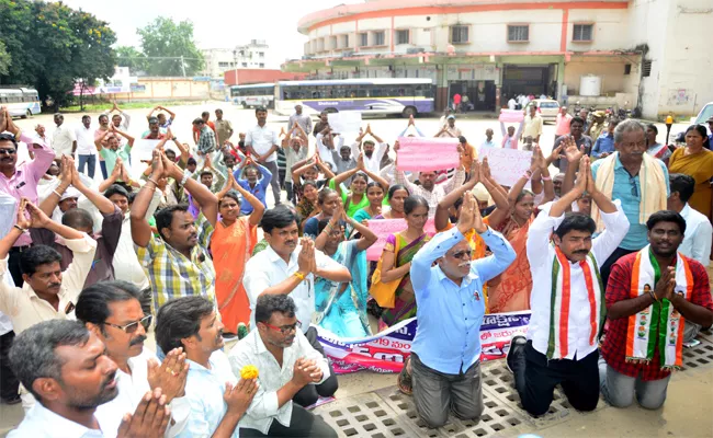 Teachers Unions And Women Teachers Supports Ti 16th Day TSRTC Strikes In Khammam  - Sakshi