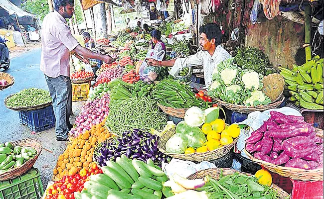 Vegetable Prices Down 50 percent in Week - Sakshi