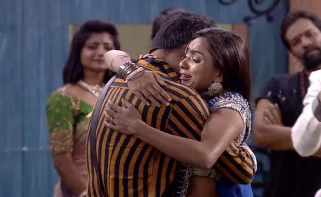 Bigg Boss 3 Telugu: Vithika Sheru Gets Emotional After Eviction - Sakshi