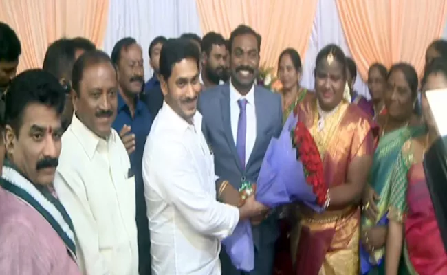 CM Jagan Attends Araku MP Goddeti Madhavi Marriage Reception In Vizag - Sakshi