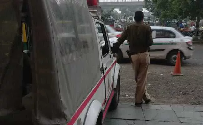 Taxi Driver In Delhi Arrested For Allegedly Duping US National - Sakshi