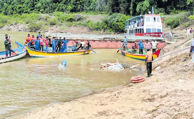 Kachuluru boat extraction works continues  - Sakshi