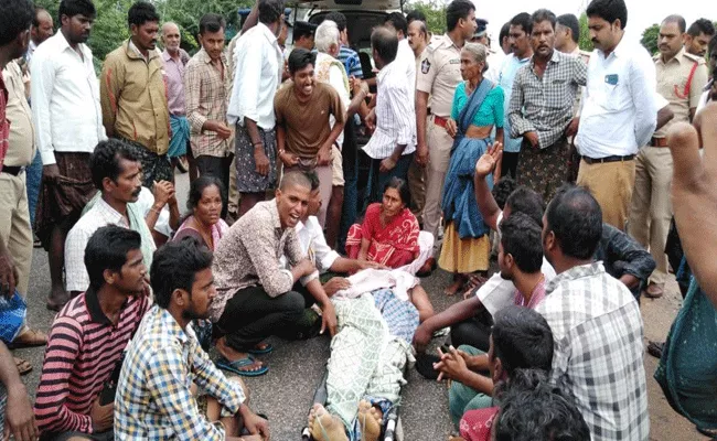 Family Sat Protest In Front Of Nelluru Police Station Along With Dead Body - Sakshi