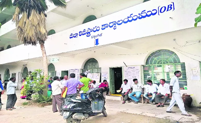 Irregularities In Sub Registrar Office At Warangal - Sakshi