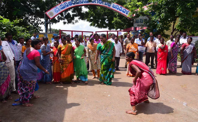 Women RTC Workers Protesting Playing Bathukamma and Kabaddi Games - Sakshi