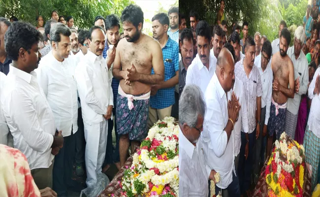 Manakondur People Died In Road Accident At Pragnapur - Sakshi