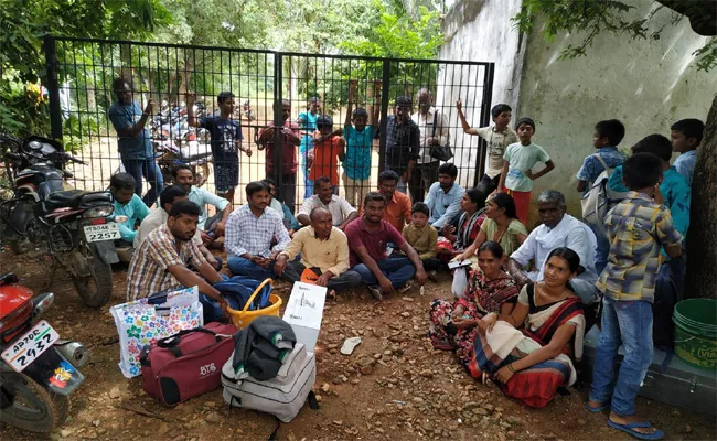 Khammam Gurukula Students Parents Dharna For facilities Problems - Sakshi