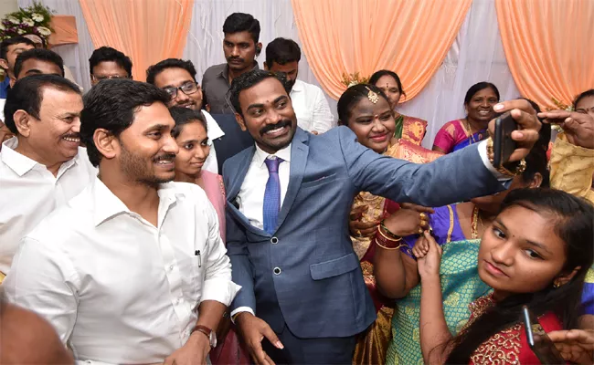 CM Jagan Attends Araku MP Goddeti Madhavi Reception In Visakhapatnam - Sakshi