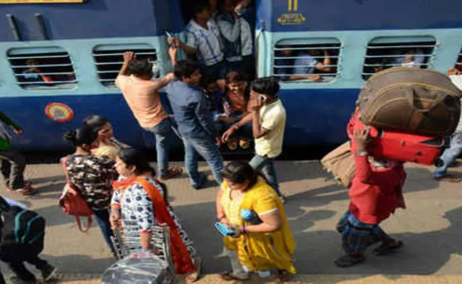 Passengers Facing Problems With heavy luggage on Local Trains - Sakshi