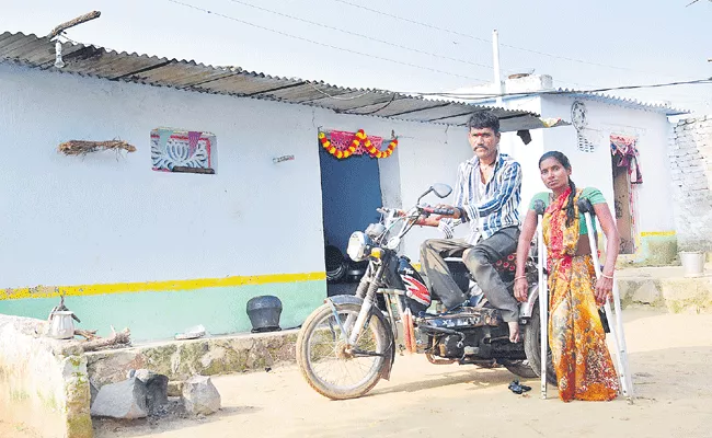 Two Handicap Couple Sales Doing Idli Business At Kamareddy District - Sakshi