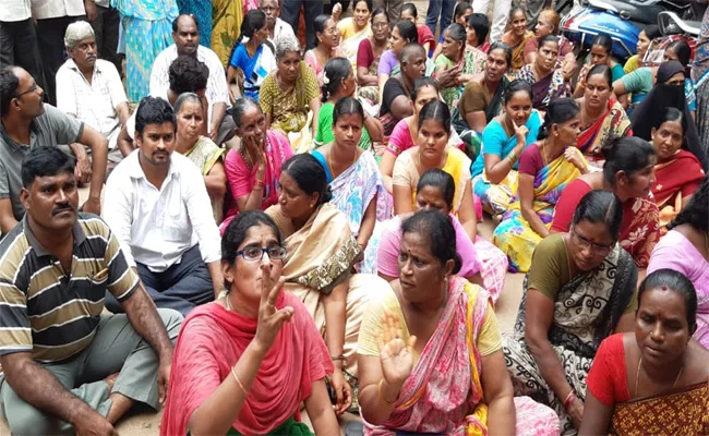 TDP Andhariki Illu Schemme Victims Protest In Mangalagiri - Sakshi