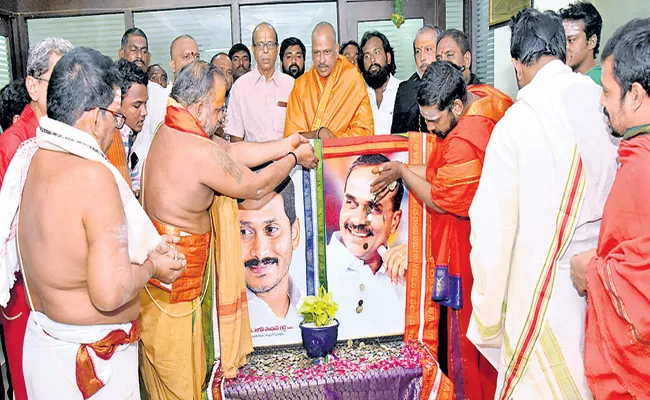 Priests bless AM YS Jaganmohan Reddy with a full heart - Sakshi