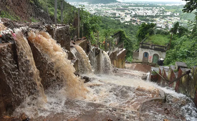 Heavy rains In AP: Official Issued Alert At Prakasam Barrage - Sakshi