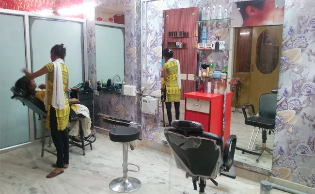 Young Women Complaint to DCP on Beauty parlor in Hyderabad - Sakshi