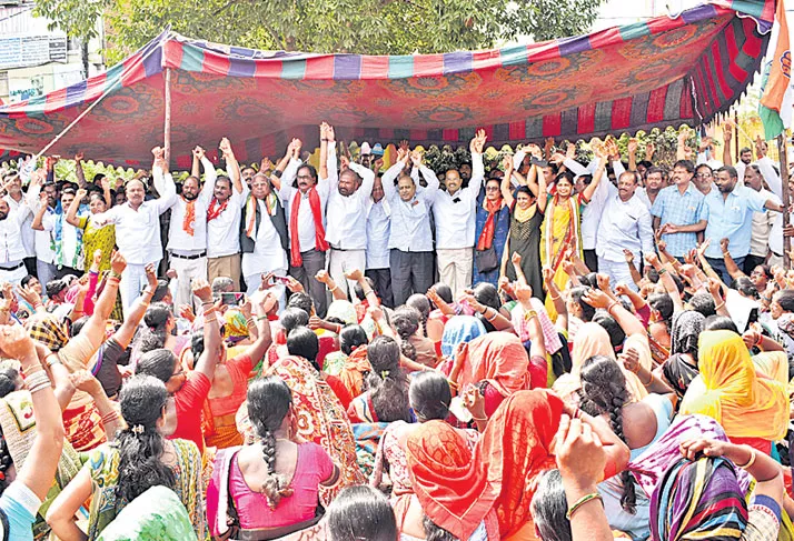 TSRTC Strike: Employee Gives Memorandum To Minister - Sakshi