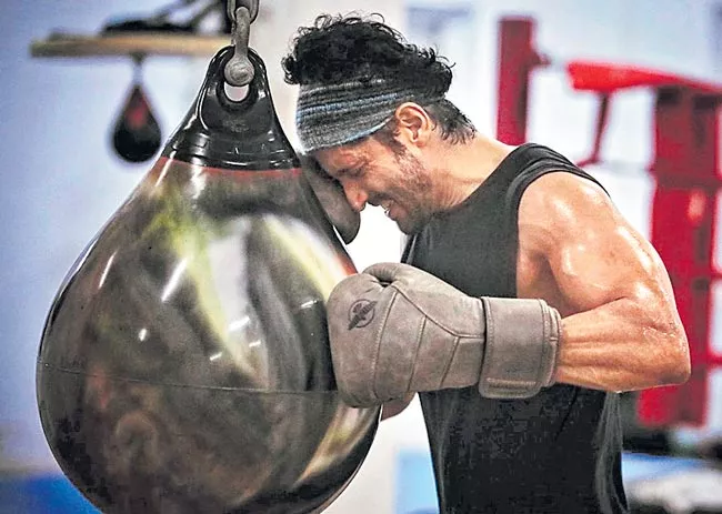 FARHAN AKHTAR TO NOW TURN A BOXER FOR TOOFAN - Sakshi