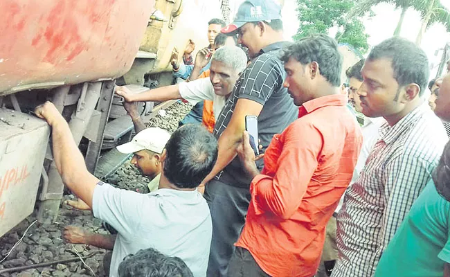 Gurudev Express Accident At Srikakulam - Sakshi