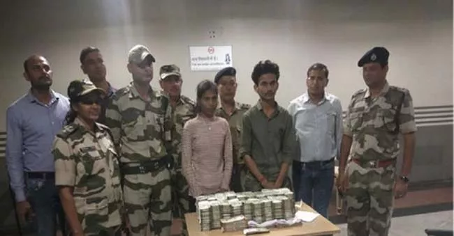 Two Arrested With Rs One Crore Cash At Delhi Metro Station - Sakshi