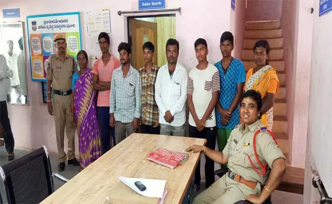 Four Students Escaped From Minority Gurukula School In Huzurabad - Sakshi