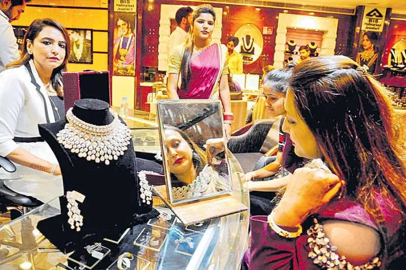 Gold, silver sales down by up to 40 persant this Dhanteras - Sakshi