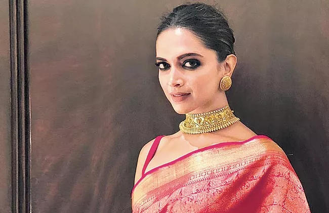 Deepika Padukone to play Draupadi in Madhu Mantena production - Sakshi