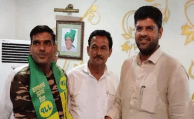 Tej Bahadur Quits JJP After Dushyant Chautala Alliance With BJP - Sakshi