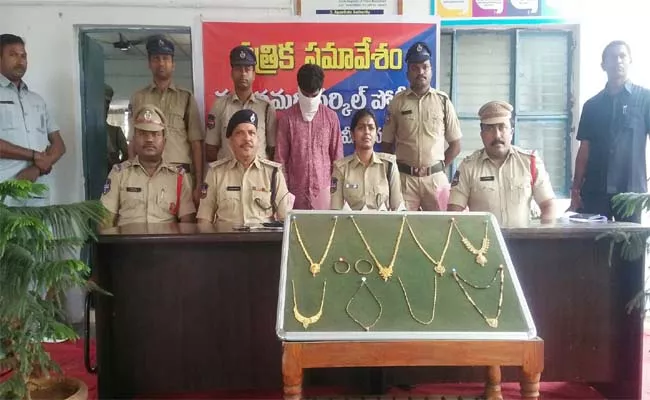 Karimnagar Police Arrested the Robber on the Basis of a Bike Penalty - Sakshi