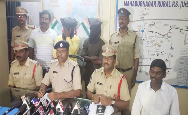 Mahabubnagar Police Arrested Two Men With A Gun and Bullets - Sakshi