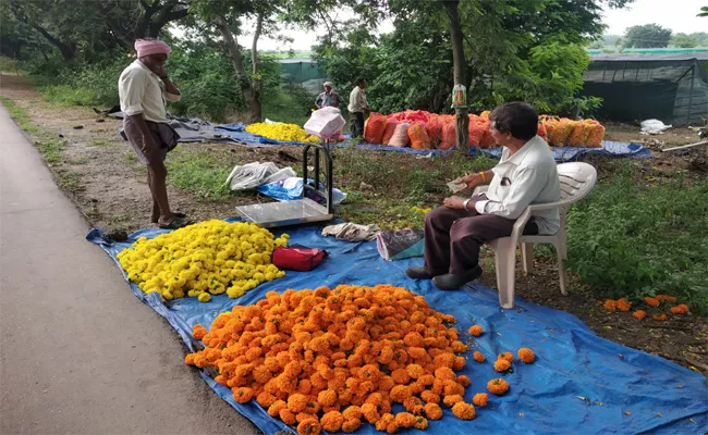 Flower Prices Increased in Khammam During Diwali - Sakshi