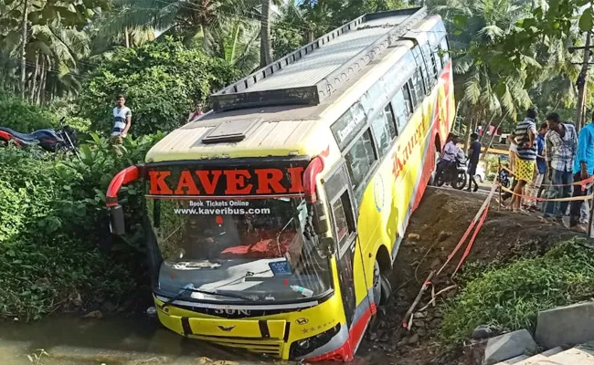 Bus Accident Incident In Ambajipet East Godavari - Sakshi