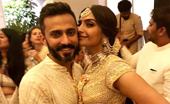 Sonam Kapoor And Anand Ahuja Gave Laddoos To Guests - Sakshi