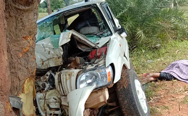 Three Vizianagaram Natives Died In Road Accident In Visakhapatnam - Sakshi