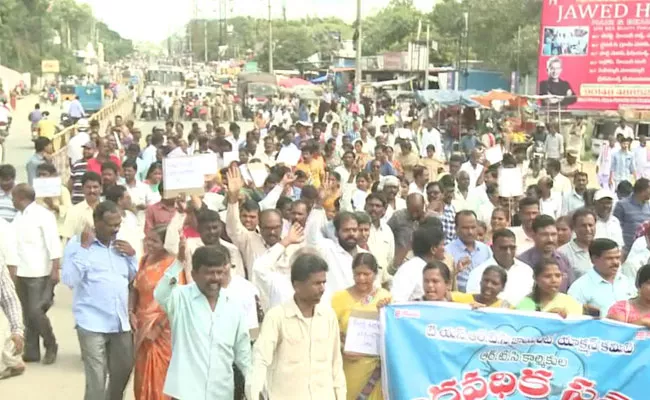 TSRTC Strike: APSRTC Employees Supports Their Strike - Sakshi