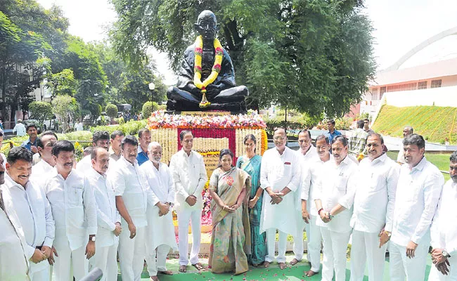 Governor Tamilisai And CM KCR Pay Tribute To Mahatma Gandhi - Sakshi