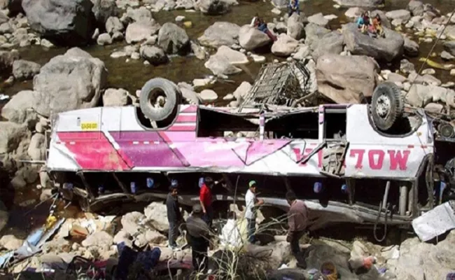 23 People Killed in Bus Crash in Peru - Sakshi