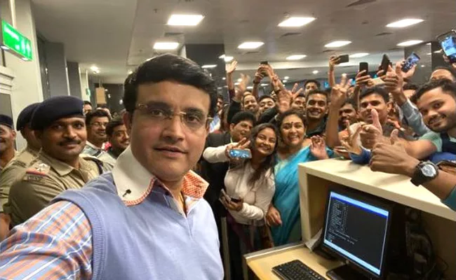 Sourav Ganguly Selfie With Fans at Bengaluru airport, Viral - Sakshi