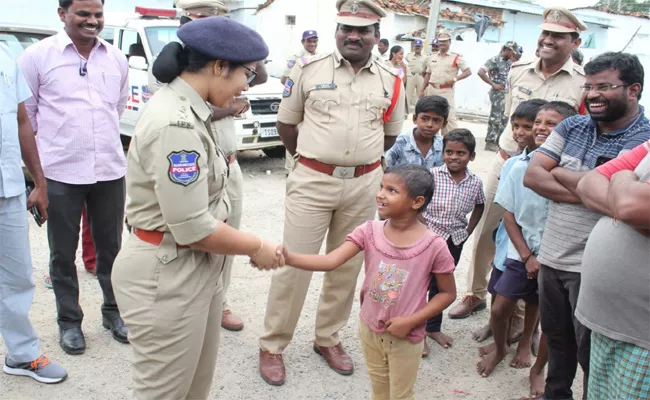 SP Chetana Visited Narayanpet Town In Mahabubnagar  - Sakshi