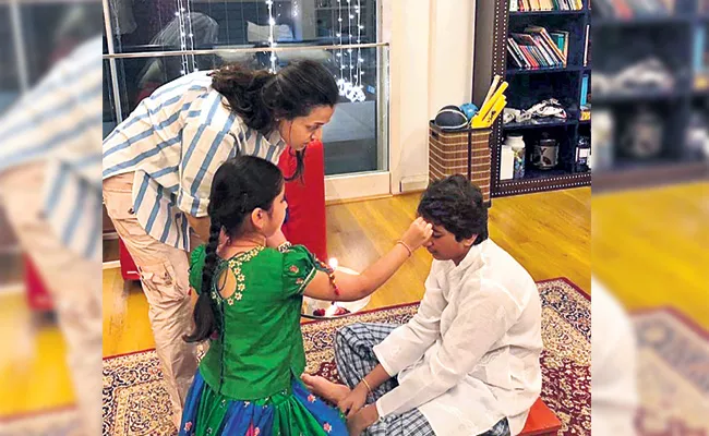 Bhai Dooj Celebrating in Mahesh Babu Home Photos Viral - Sakshi