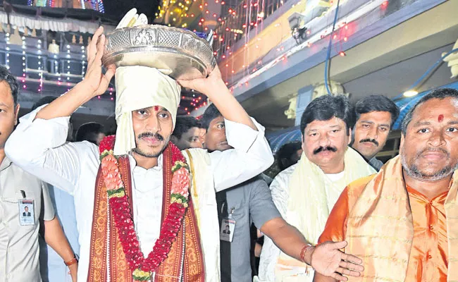 Cm Jagan Visits Kanaka Durgamma Temple At Vijayawada - Sakshi