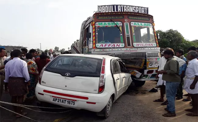 Four Dead in Car Accident YSR Kadapa - Sakshi