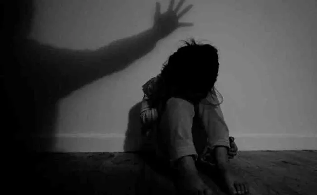 Unknown Trying To Molests On 10 Years Old Girl In Kurnool - Sakshi