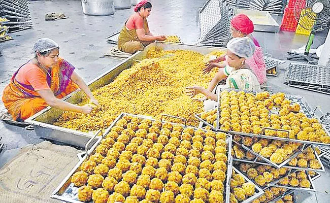 Devi Navratri Fairs Are Celebrated In The Vijayawada Kanakadurga Temple - Sakshi