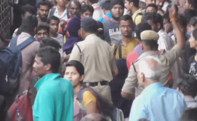 Heavy Rush Secunderabad Railway Station Due TSRTC Strike - Sakshi